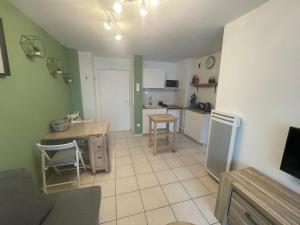 Kuchyňa alebo kuchynka v ubytovaní Charmant Appartement Cosy sur Sète proche de toutes commodités, Parking Privé