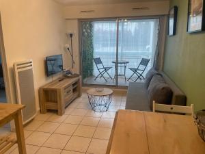 Televízia a/alebo spoločenská miestnosť v ubytovaní Charmant Appartement Cosy sur Sète proche de toutes commodités, Parking Privé + 2 fotografie