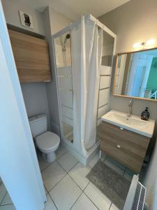 Kúpeľňa v ubytovaní Charmant Appartement Cosy sur Sète proche de toutes commodités, Parking Privé