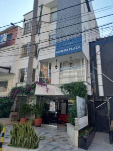 un edificio con un cartel que lee Plaza Reiniger en Hotel Riviera Plaza, en Bucaramanga
