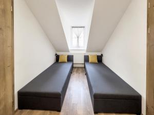 ein Hochbett in einem Zimmer mit Fenster in der Unterkunft Apartment KATRIN 2 in Karlsbad