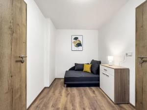 ein Wohnzimmer mit einem Sofa und einem Tisch in der Unterkunft Apartment KATRIN 2 in Karlsbad