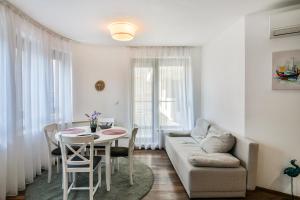 uma sala de estar com uma mesa e um sofá em Varna beach flat 1 em Varna