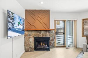 パークシティにあるLuxe Deer Valley Condoのリビングルーム(暖炉、テレビ付)