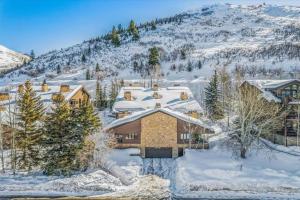 パークシティにあるLuxe Deer Valley Condoの雪に覆われた家屋の空見