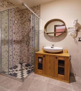 a bathroom with a sink and a shower with a mirror at El Balcón de la Vega in Pareja