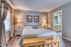 um quarto com uma cama e duas mesas de cabeceira em Lakefront Condo at Diamond Resort! em Branson
