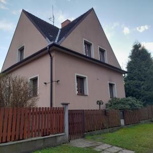 a white house with a fence in front of it at Apartmán Na Výsluní in Weisswasser in Böhmen