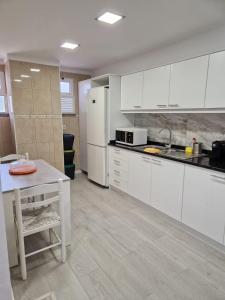 Kuchyň nebo kuchyňský kout v ubytování Lovely Apartment Funchal
