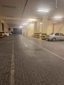 un garaje con dos coches aparcados en él en معيذر للشقق المفروشه والفندقية, en Doha
