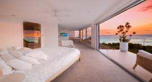 库鲁姆海滩Coolum luxury apartment with king bed and ocean views的一间带床的卧室，可欣赏海景