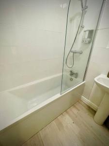 ein Bad mit einer Dusche und einem Waschbecken in der Unterkunft Newly refurbished, central apartment with permit parking in Bath