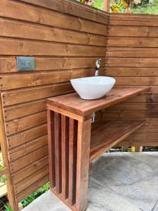 a wooden counter with a sink on top of it at Finca Hotel Tierra Verde in Belén