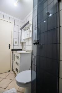 uma casa de banho com um WC, um lavatório e um chuveiro em BK91 - Próx Calçadão, Sacada, 3 Dorm, Garagem em Balneário Camboriú