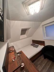 Kleines Zimmer mit einem Bett und einem Tisch in der Unterkunft Magika in Uherský Brod