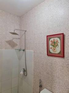 La salle de bains est pourvue d'une douche et d'une photo murale. dans l'établissement Muji-Inspired, Studio-Type Home at Phirst Park Homes Tanza, à Tanza