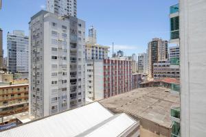 vistas al perfil urbano y edificios altos en CLR83 - Calçadão, 1 Dorm Climatizado, Garagem, en Balneário Camboriú