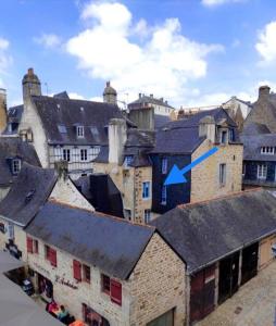 a group of buildings with a blue arrow on them at Au COCON QUIMPEROIS in Quimper