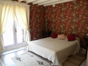 1 dormitorio con cama y ventana en les arbousiers, en Céret