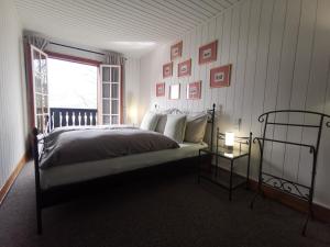 Un ou plusieurs lits dans un hébergement de l'établissement Elvira House Montreux, un lieu magique !