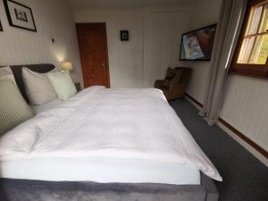 Un ou plusieurs lits dans un hébergement de l'établissement Elvira House Montreux, un lieu magique !