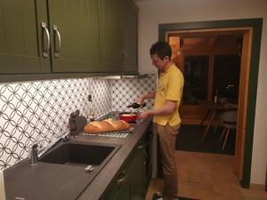 Cuisine ou kitchenette dans l'établissement Elvira House Montreux, un lieu magique !