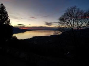 vista para uma massa de água ao pôr-do-sol em Elvira House Montreux, un lieu magique ! em Montreux