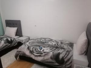 - une chambre avec une couverture tigre sur un lit dans l'établissement Huge Cozy Apartment, à Larache