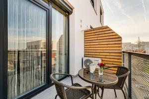 uma varanda com uma mesa e cadeiras e uma janela em ARI Cinema Apartament em Arad