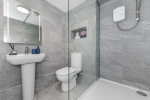 een badkamer met een toilet, een wastafel en een douche bij The Varsity Studios in Nottingham