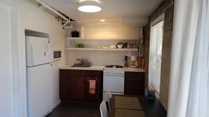 Cucina o angolo cottura di Modern lofty studio in Midtown / Charming Old SW