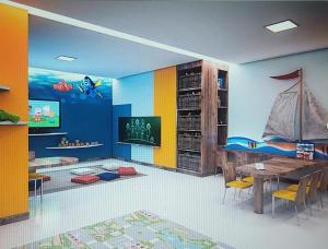 - une salle pour enfants avec une table et une salle à manger dans l'établissement Solar das Águas Park Resort, à Olímpia