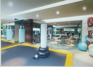 une grande salle avec une salle de sport avec une colonne blanche dans l'établissement Solar das Águas Park Resort, à Olímpia