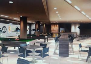 une table de billard et des chaises dans une pièce avec des tables et des chaises dans l'établissement Solar das Águas Park Resort, à Olímpia