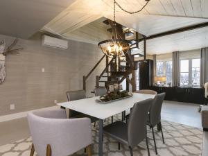 a dining room with a table and chairs at 338 - Le Quai des Veuves - Les Immeubles Charlevoix in Baie-Saint-Paul