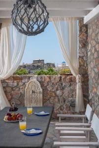 Restoran atau tempat makan lain di Red Cliff Santorini Villa - Volcano View & Jacuzzi