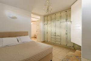 Letto o letti in una camera di Red Cliff Santorini Villa - Volcano View & Jacuzzi