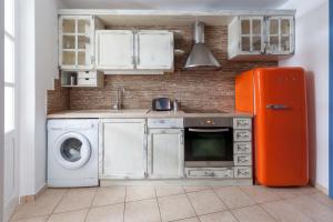 Cucina o angolo cottura di Red Cliff Santorini Villa - Volcano View & Jacuzzi