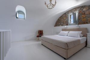 Letto o letti in una camera di Red Cliff Santorini Villa - Volcano View & Jacuzzi