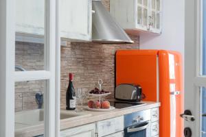 Cucina o angolo cottura di Red Cliff Santorini Villa - Volcano View & Jacuzzi