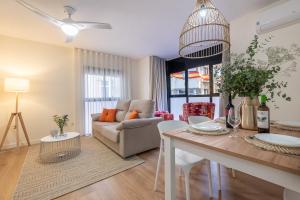 un salon avec un canapé et une table dans l'établissement Apartamento Caridad 14 Centro Histórico Cartagena, à Carthagène