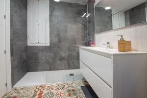 une salle de bain avec douche et lavabo dans l'établissement Apartamento Caridad 14 Centro Histórico Cartagena, à Carthagène 21 autres photos