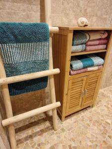 a towel sitting on top of a chair in a bathroom at Ferienglück im Schwarzwald in Zimmern ob Rottweil