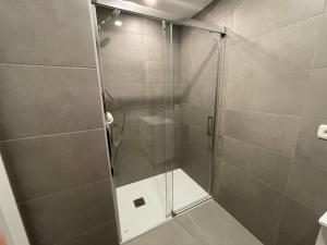 y baño con ducha y puerta de cristal. en IZARRA by Smiling Rentals, en Hondarribia
