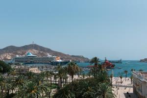 un bateau de croisière amarré sur une plage de palmiers dans l'établissement Apartamento Caridad 14 Centro Histórico Cartagena, à Carthagène