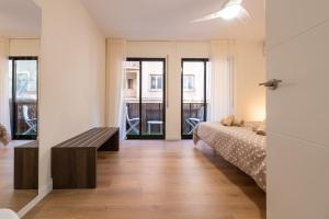 une chambre avec un lit, une table et des fenêtres dans l'établissement Apartamento Caridad 14 Centro Histórico Cartagena, à Carthagène