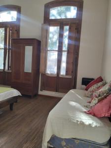 1 dormitorio con 2 camas, vestidor y ventanas en La Soñada en La Paz