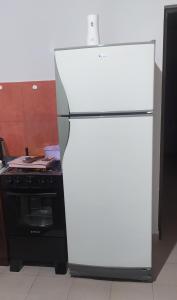 um frigorífico branco numa cozinha com um fogão em Miguel Departamentos 2 em Puerto Iguazú