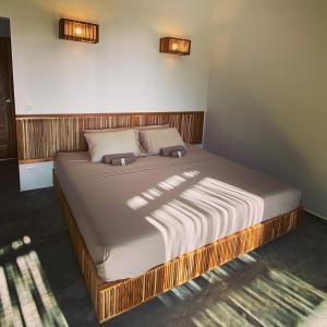 un letto in una camera da letto con due luci sul muro di Bahía Santamaría a Moñitos