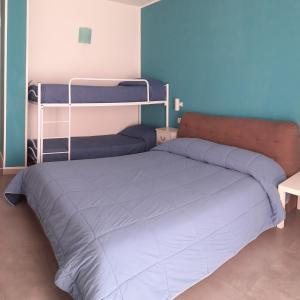 マルゲリータ・ディ・サヴォイアにあるSweet Suite Margherita B&Bの二段ベッド2組が備わるドミトリールームのベッド1台分です。